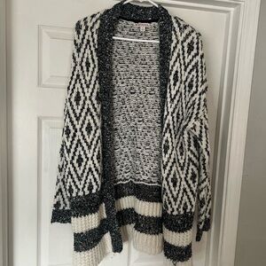 Women's Black and White Patterned Sweater
